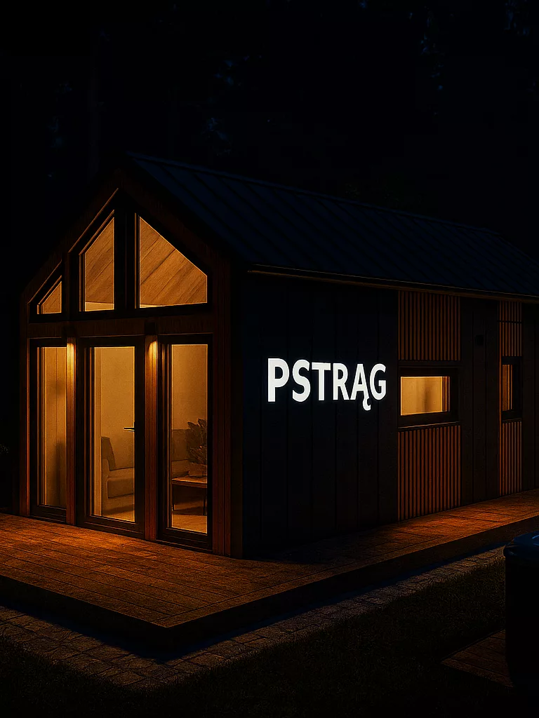 Drewniany domek w środku nocy, z napisem "Pstrąg"